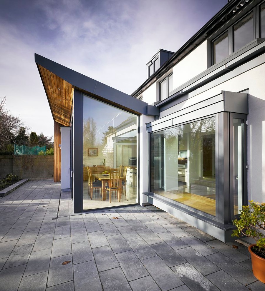 Réalisation d'une façade de maison design en verre.