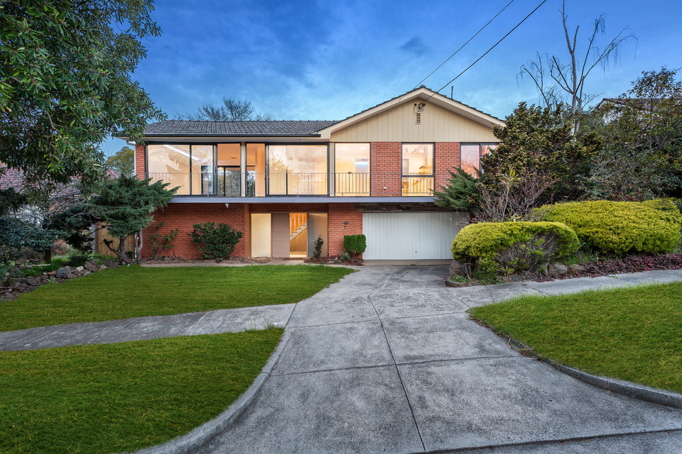 Kleines, Zweistöckiges Modernes Einfamilienhaus mit Mix-Fassade, oranger Fassadenfarbe, Halbwalmdach und Ziegeldach in Melbourne