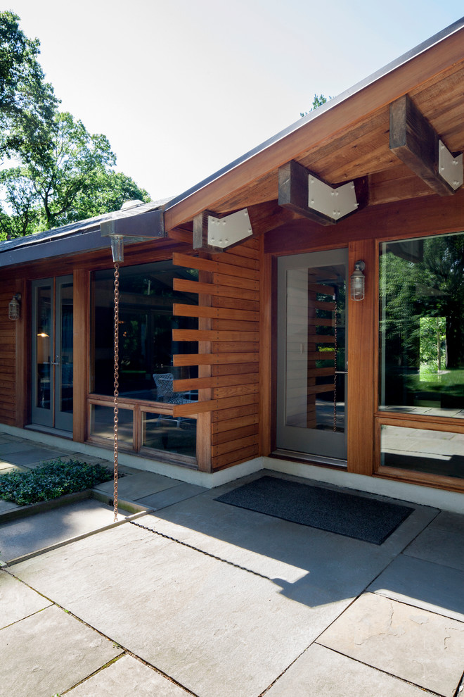 Mittelgroße, Einstöckige Moderne Holzfassade Haus mit brauner Fassadenfarbe und Pultdach in New York