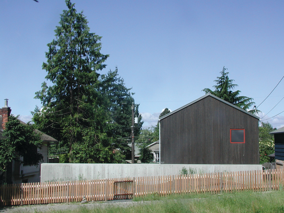 Aménagement d'une façade de maison contemporaine en bois à un étage avec un toit à deux pans.