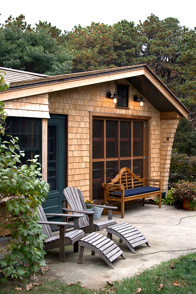 Idée de décoration pour une façade de maison marron chalet en bois de taille moyenne et de plain-pied avec un toit à deux pans.