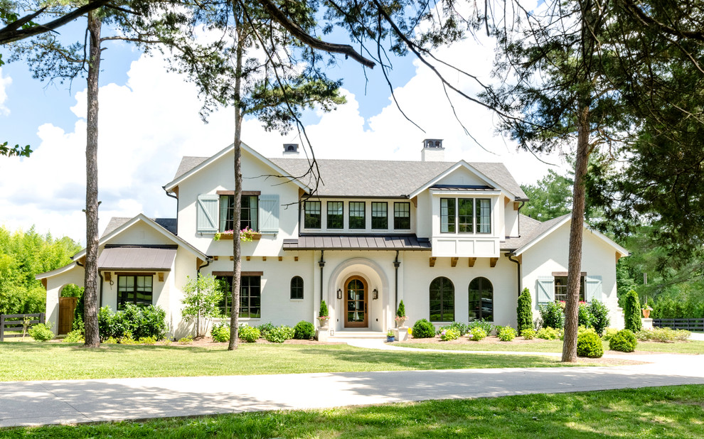 Zweistöckiges Klassisches Einfamilienhaus mit weißer Fassadenfarbe, Satteldach und Misch-Dachdeckung in Nashville