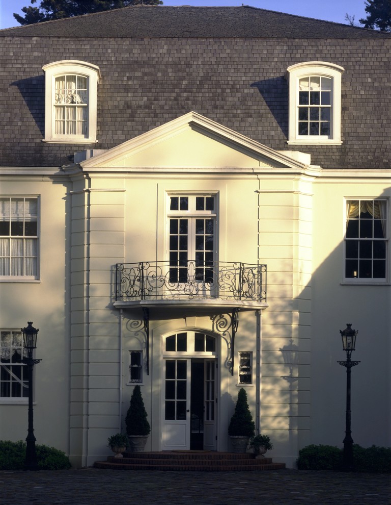 Свежая идея для дизайна: большой, трехэтажный, белый дом в викторианском стиле с облицовкой из бетона и полувальмовой крышей - отличное фото интерьера