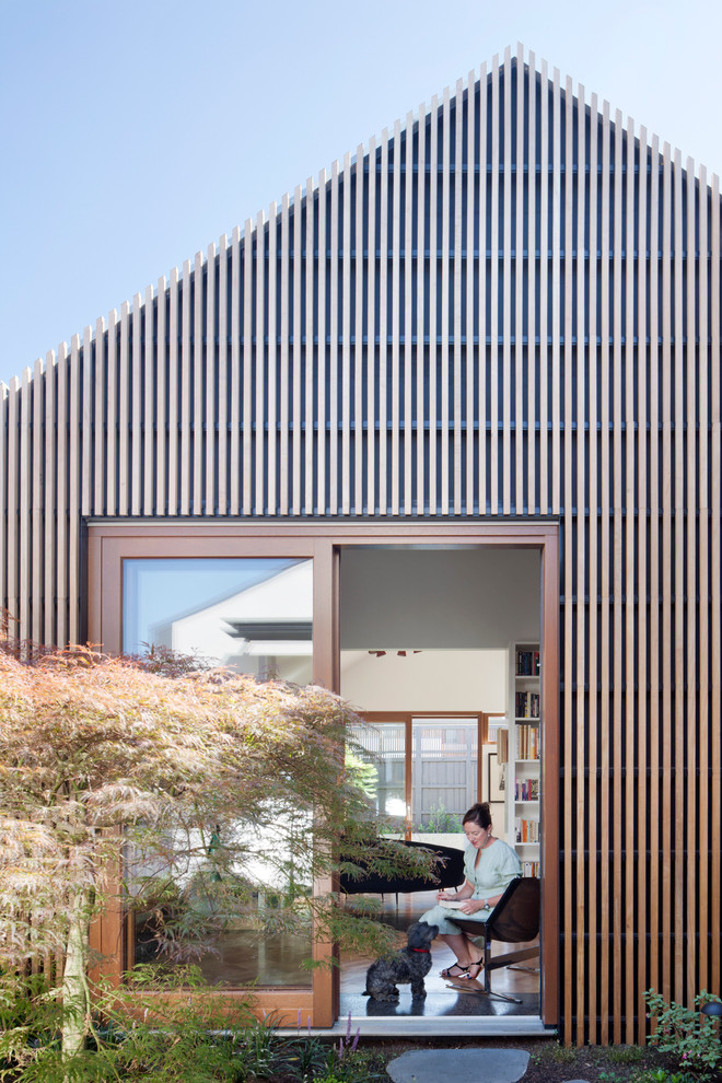 Idee per la facciata di una casa marrone contemporanea a un piano con rivestimento in legno