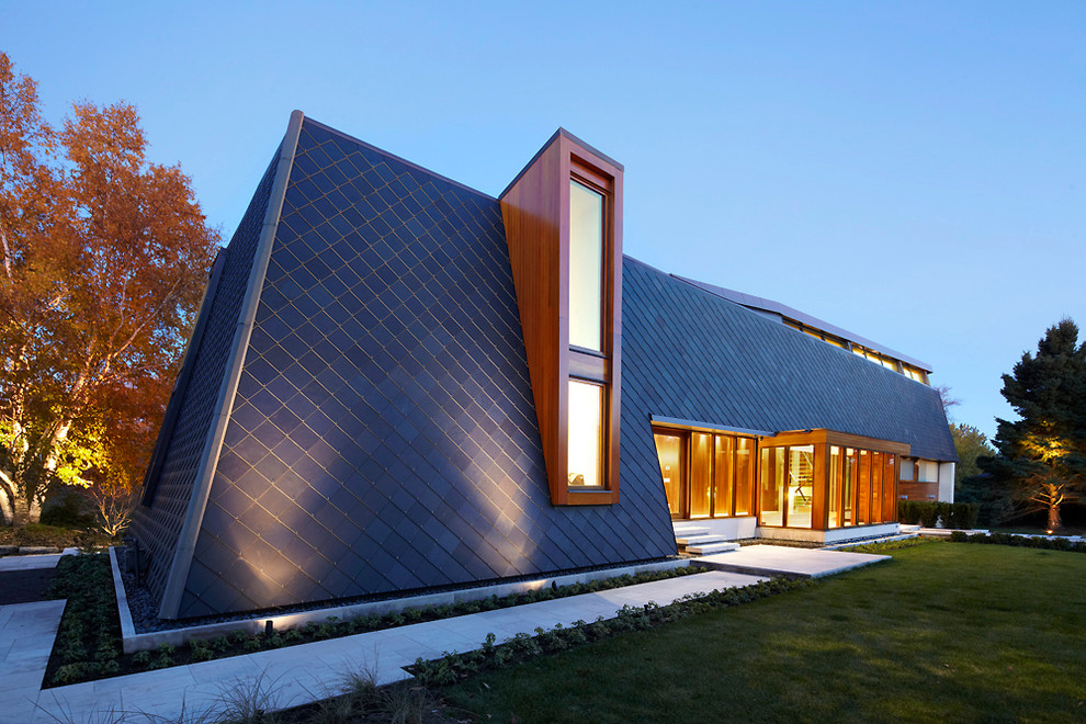 Dreistöckiges Modernes Haus mit Steinfassade, grauer Fassadenfarbe und Flachdach in Toronto