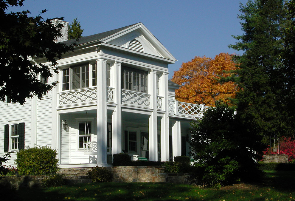 Idee per la facciata di una casa grande bianca classica a due piani con rivestimento in legno e tetto a capanna
