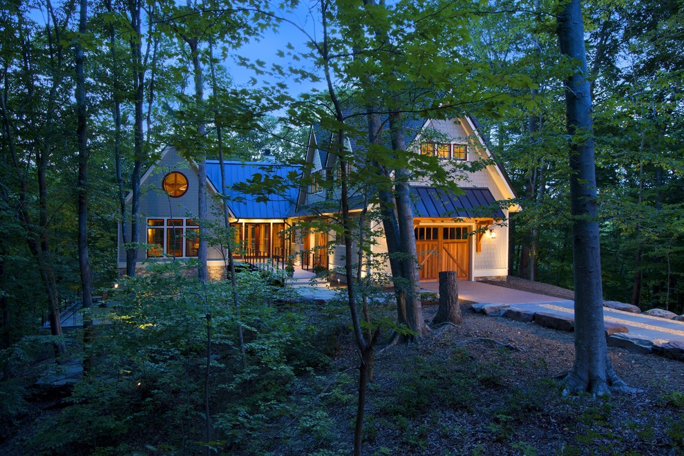 Стильный дизайн: большой, двухэтажный, деревянный, серый дом в классическом стиле - последний тренд