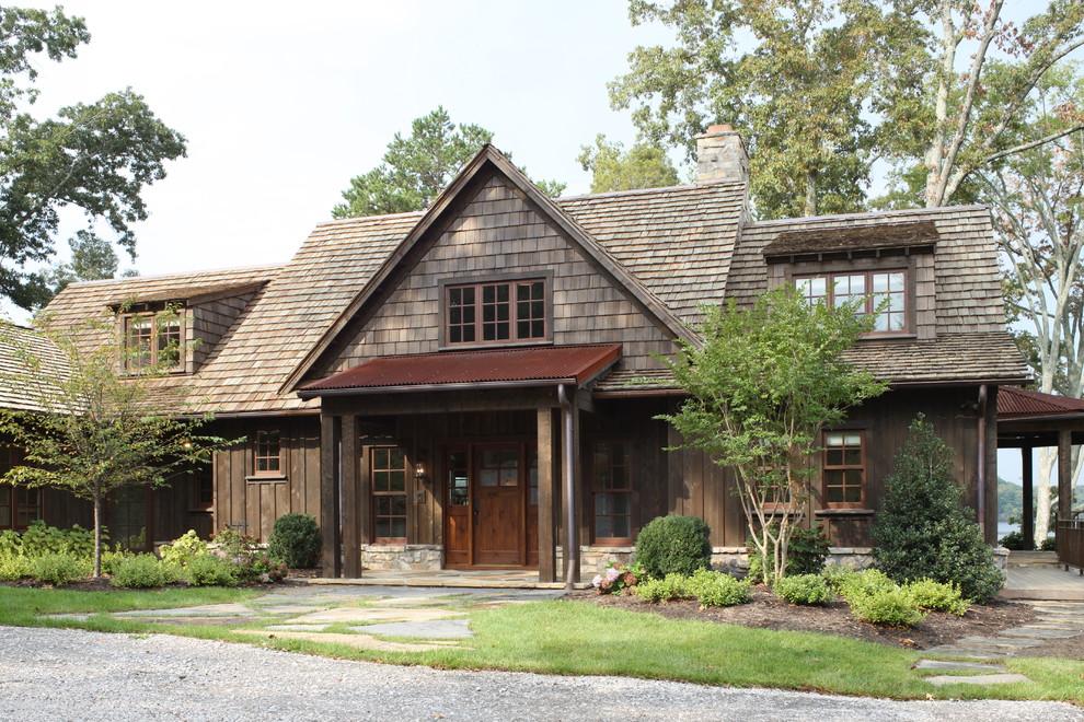 Cette photo montre une grande façade de maison marron montagne en bois à un étage avec un toit à deux pans.