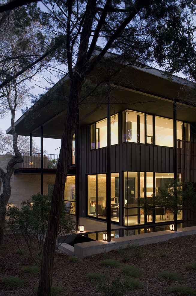 Photo of a contemporary two floor house exterior in Austin.
