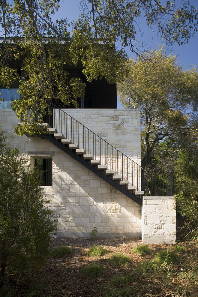 Идея дизайна: двухэтажный дом в современном стиле с облицовкой из камня