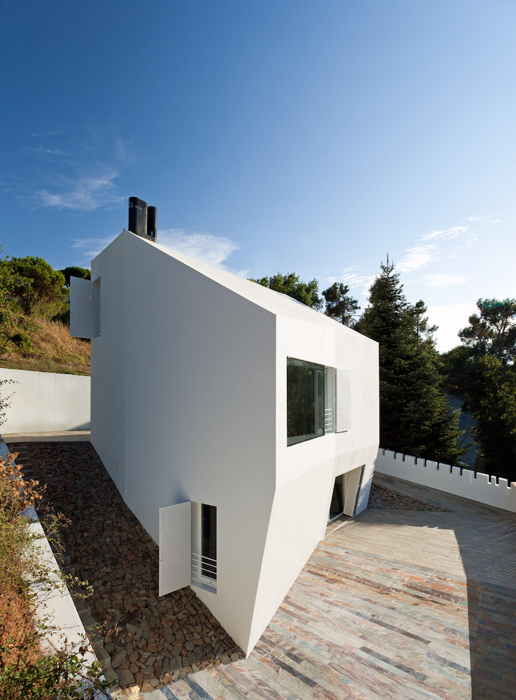 Mittelgroßes, Zweistöckiges Modernes Haus mit Putzfassade und weißer Fassadenfarbe in Barcelona