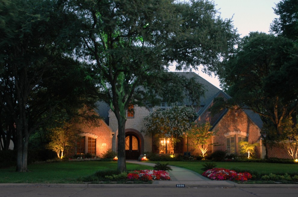 Photo of a traditional house exterior in Dallas.