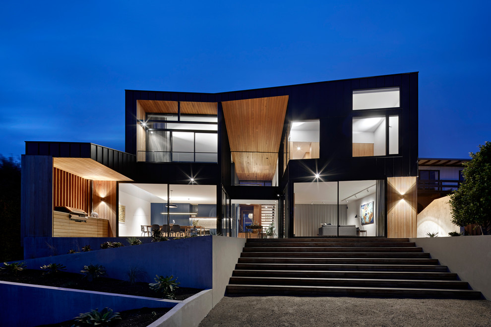 Inspiration för stora moderna svarta hus i flera nivåer, med metallfasad och tak i metall