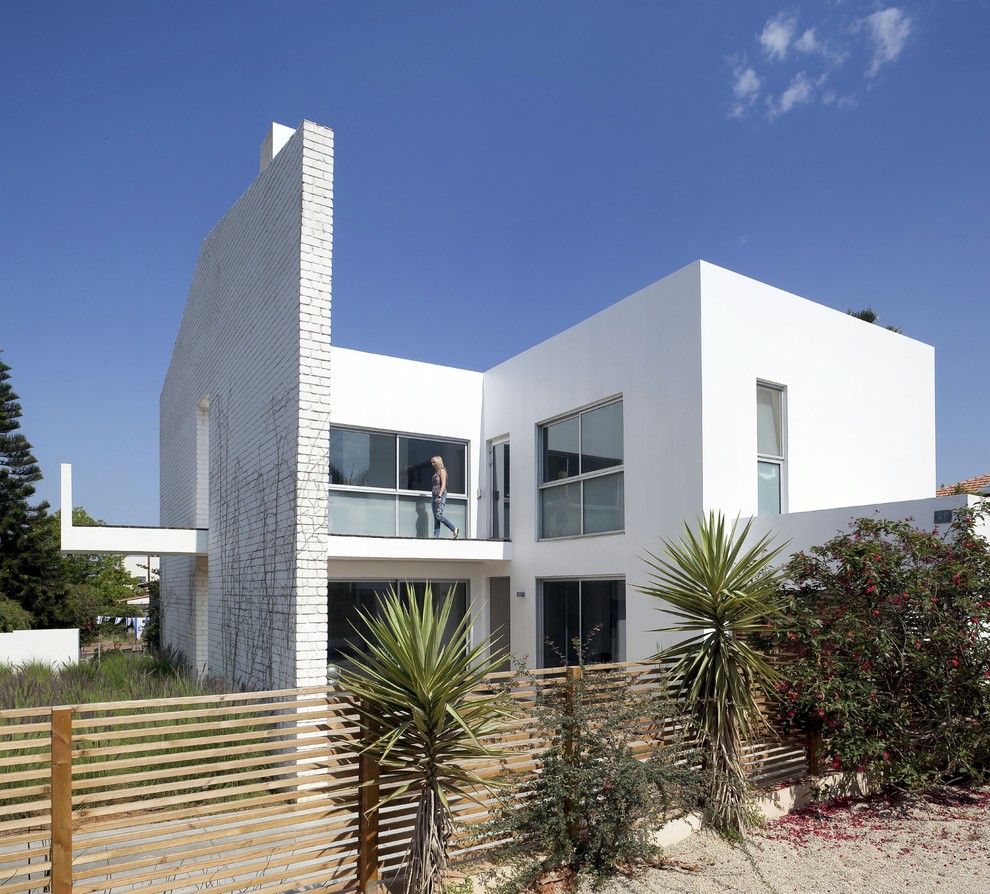 テルアビブにあるコンテンポラリースタイルのおしゃれな白い家の写真