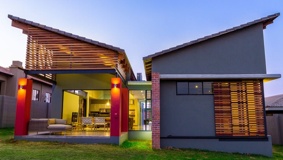 Immagine della facciata di una casa contemporanea a un piano con abbinamento di colori