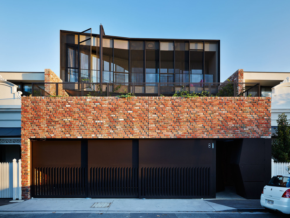 Foto della facciata di una casa contemporanea a due piani di medie dimensioni con rivestimento in mattoni