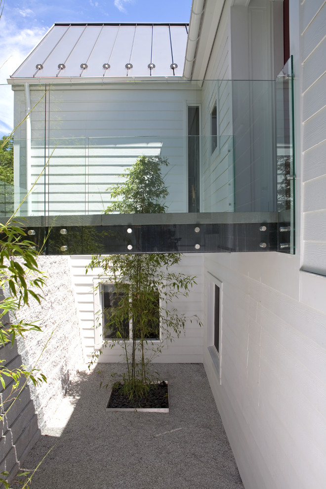 Стильный дизайн: деревянный, большой, белый, одноэтажный частный загородный дом в стиле неоклассика (современная классика) с металлической крышей - последний тренд