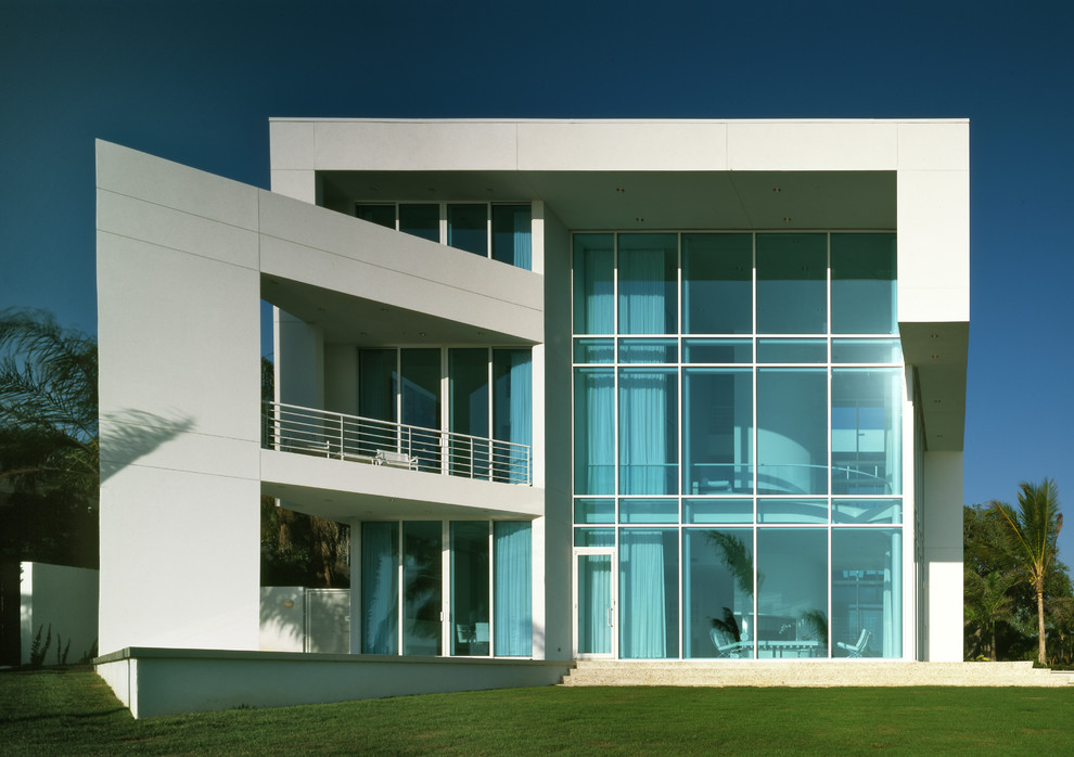 Modernes Haus mit weißer Fassadenfarbe in Tampa