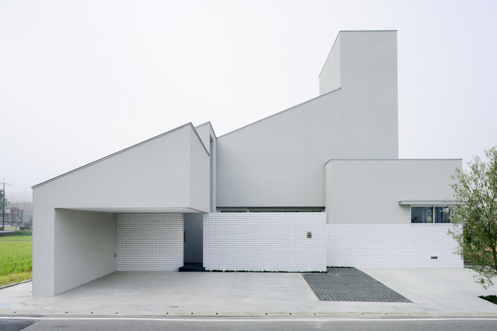 Großes Modernes Haus mit weißer Fassadenfarbe und Pultdach in Sonstige