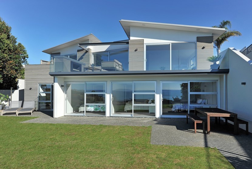 Großes, Zweistöckiges Maritimes Einfamilienhaus mit Mix-Fassade und bunter Fassadenfarbe in Sonstige