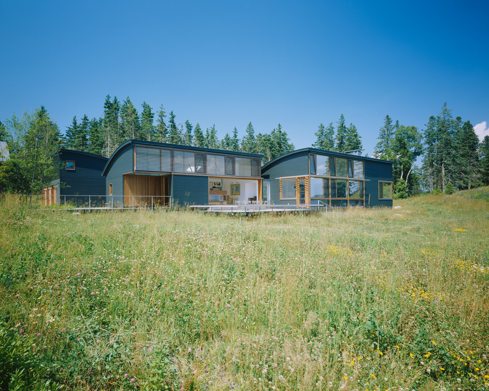 Cette image montre une façade de maison verte marine à un étage.