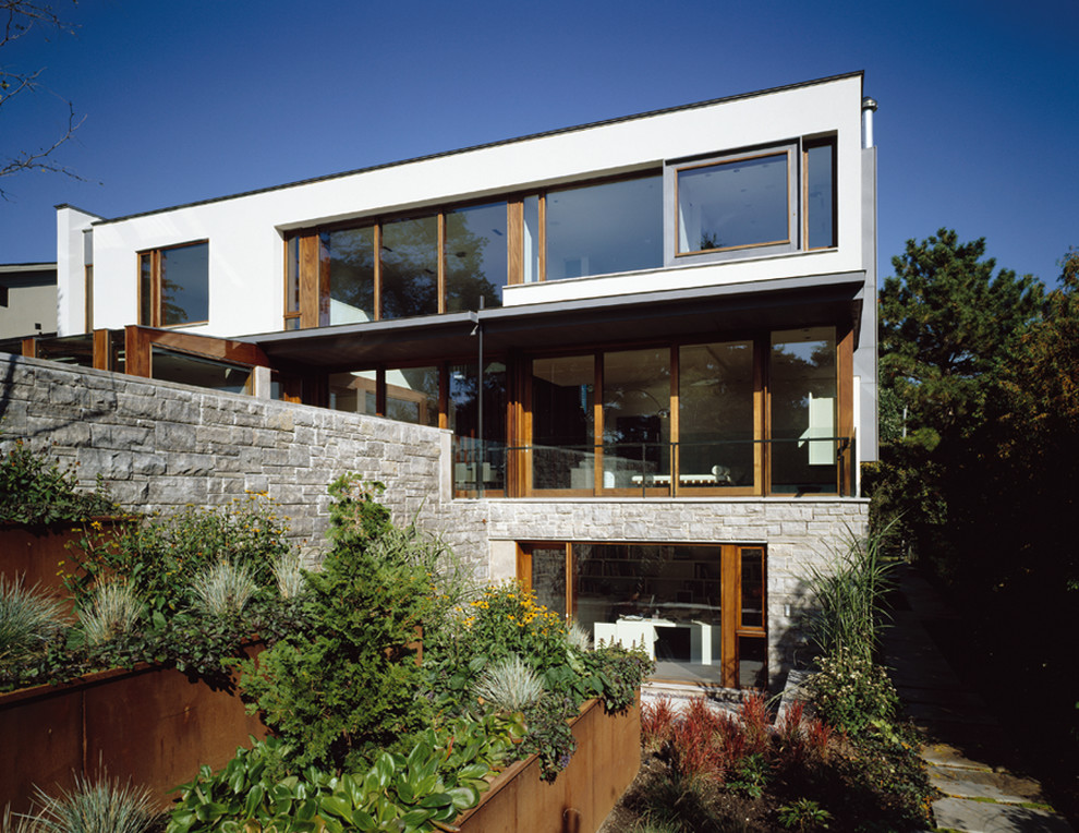 Exemple d'une façade de maison tendance à deux étages et plus.