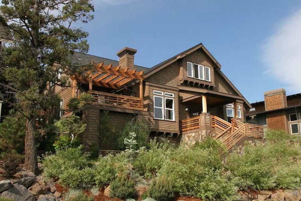 Cette photo montre une façade de maison marron tendance en bois à un étage.