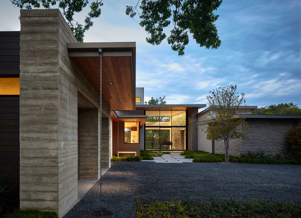 Zweistöckiges, Großes Modernes Einfamilienhaus mit Mix-Fassade, grauer Fassadenfarbe und Flachdach in Dallas