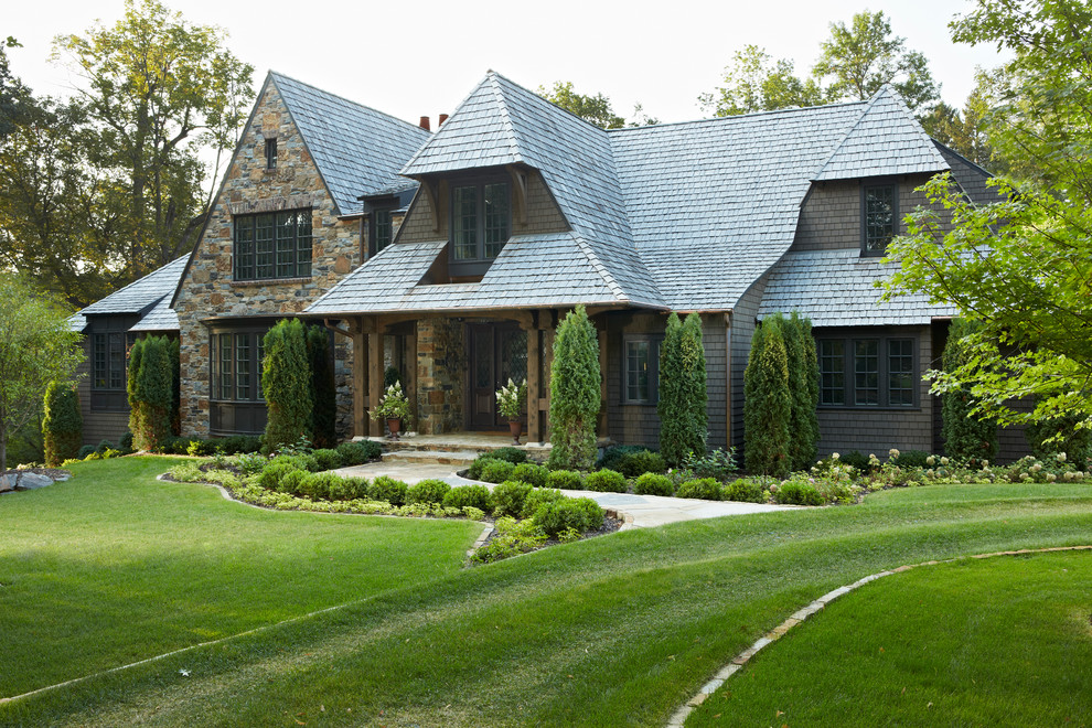 Свежая идея для дизайна: дом в викторианском стиле с облицовкой из камня и полувальмовой крышей - отличное фото интерьера