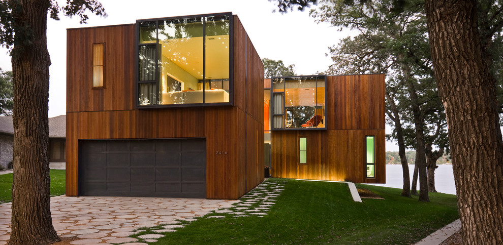 Foto della facciata di una casa grande moderna a due piani con rivestimento in legno e abbinamento di colori