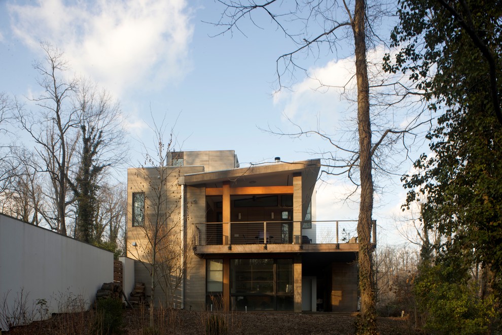 Ispirazione per la facciata di una casa grigia moderna a tre piani di medie dimensioni con rivestimento in legno e tetto piano
