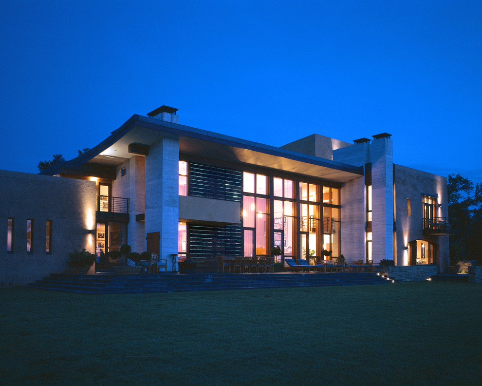 Foto della facciata di una casa ampia moderna a tre piani con rivestimenti misti e tetto piano