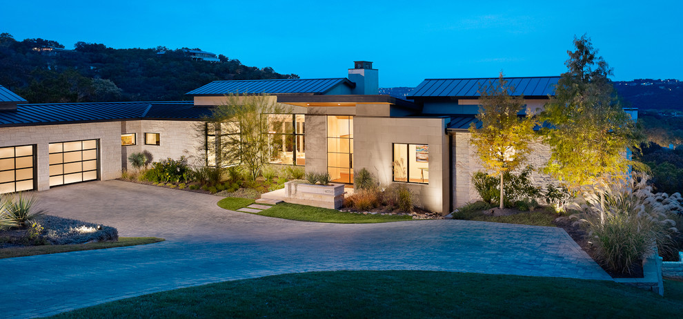 Modernes Haus mit weißer Fassadenfarbe in Austin