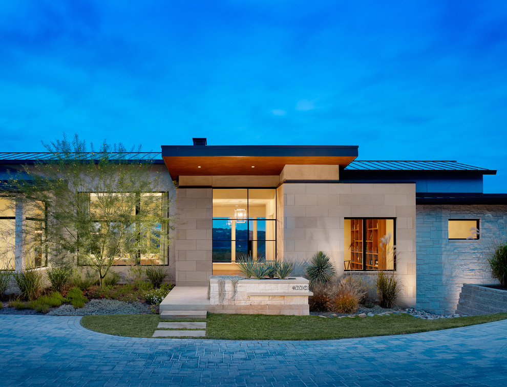 Großes, Einstöckiges Modernes Einfamilienhaus mit weißer Fassadenfarbe, Mix-Fassade, Satteldach und Blechdach in Austin