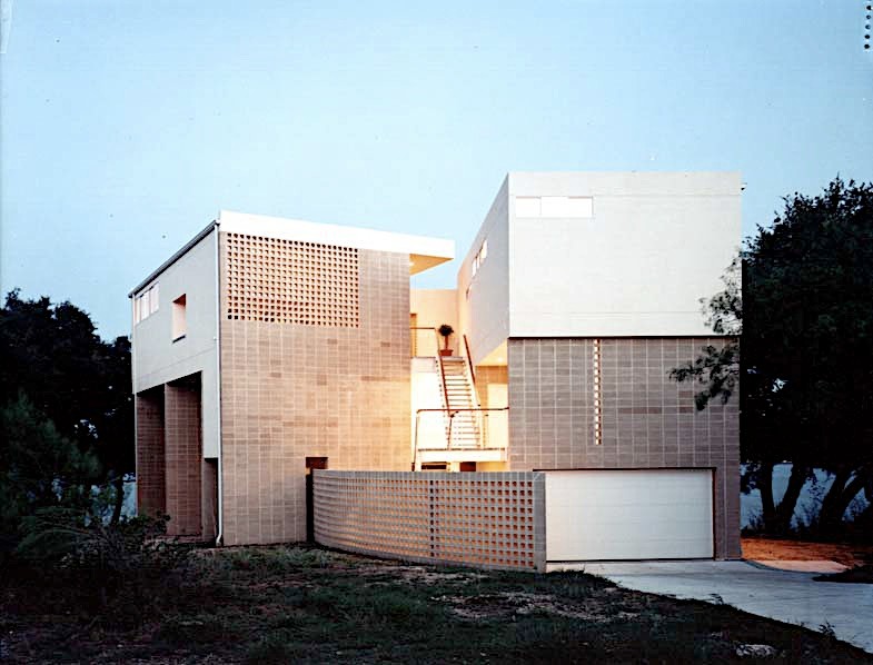 Exemple d'une grande façade de maison grise tendance en béton à un étage avec un toit plat.