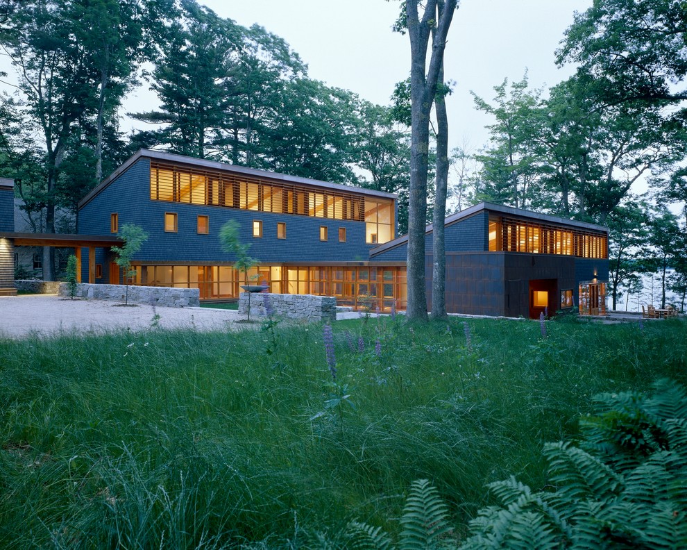 Immagine della casa con tetto a falda unica grande grigio moderno a due piani con rivestimento in legno