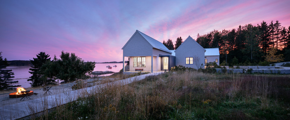 Свежая идея для дизайна: двухэтажный, деревянный частный загородный дом в стиле модернизм с двускатной крышей и металлической крышей - отличное фото интерьера