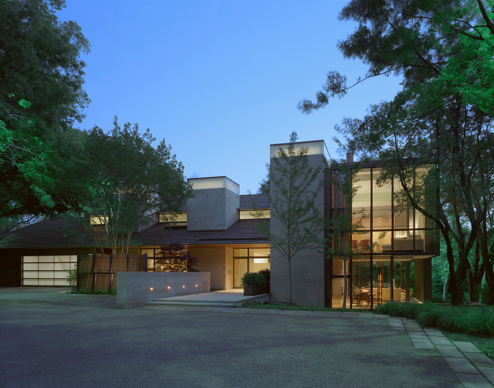 Zweistöckiges Modernes Haus mit Glasfassade in Dallas
