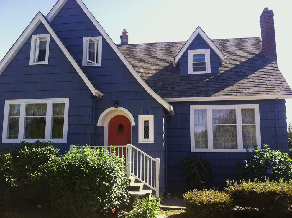 Mittelgroßes, Zweistöckiges Klassisches Haus mit Vinylfassade, blauer Fassadenfarbe und Satteldach in Seattle