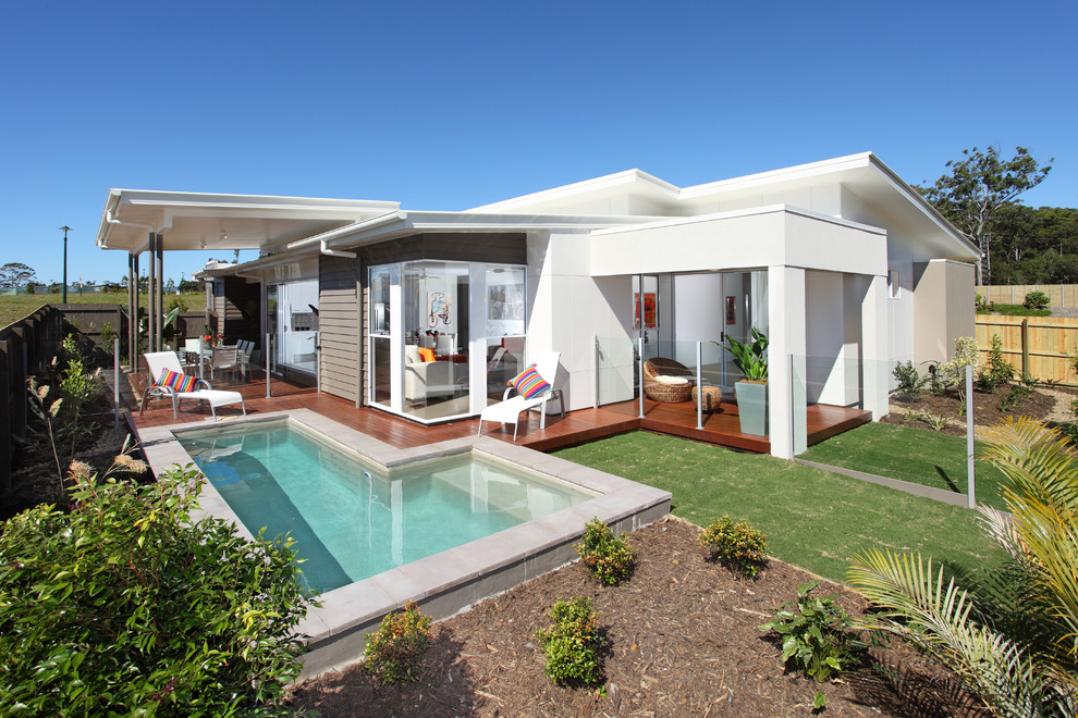 Photo of a contemporary bungalow house exterior in Brisbane.