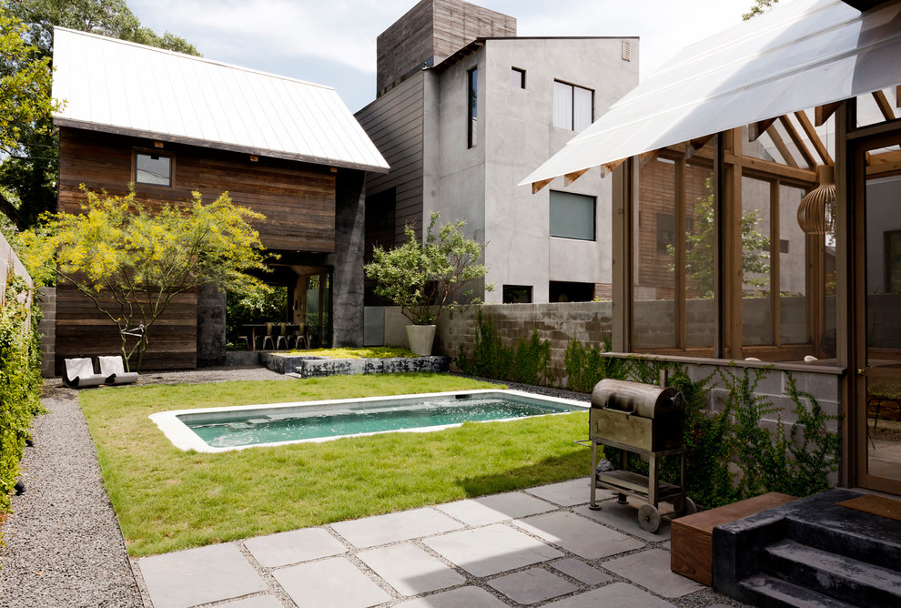Стильный дизайн: трехэтажный, коричневый дом среднего размера в современном стиле с комбинированной облицовкой и односкатной крышей - последний тренд