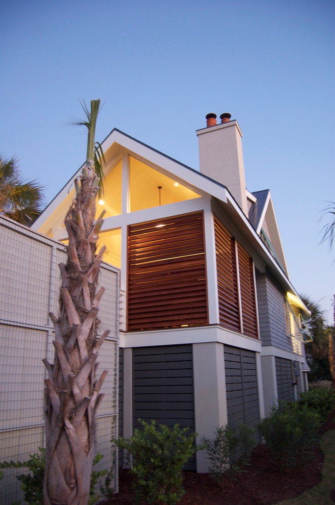 Aménagement d'une façade de maison grise classique en bois de taille moyenne et de plain-pied.