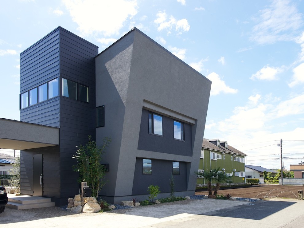 Свежая идея для дизайна: двухэтажный, серый частный загородный дом в стиле модернизм с односкатной крышей, облицовкой из самана, металлической крышей и черной крышей - отличное фото интерьера