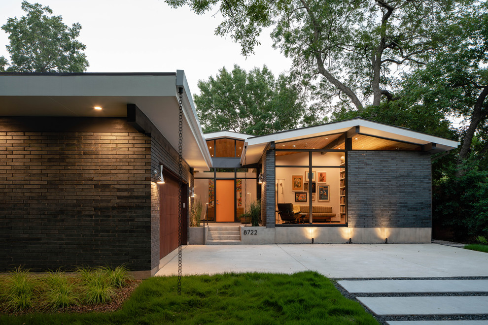 Идея дизайна: маленький, одноэтажный, кирпичный, черный частный загородный дом в стиле ретро с двускатной крышей и металлической крышей для на участке и в саду