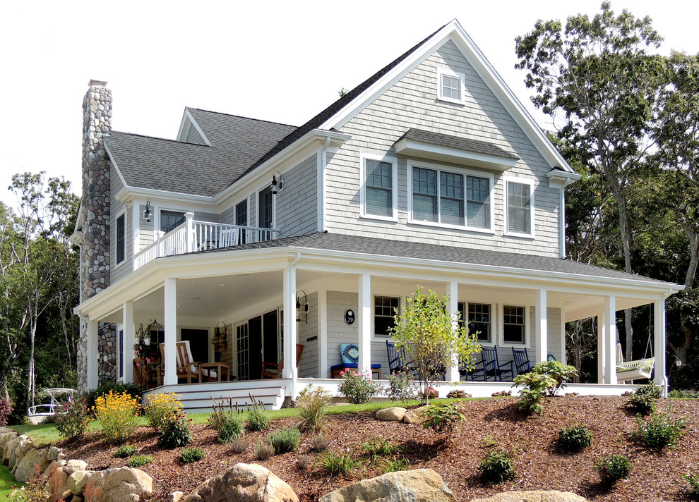 Стильный дизайн: двухэтажный, серый дом в морском стиле - последний тренд