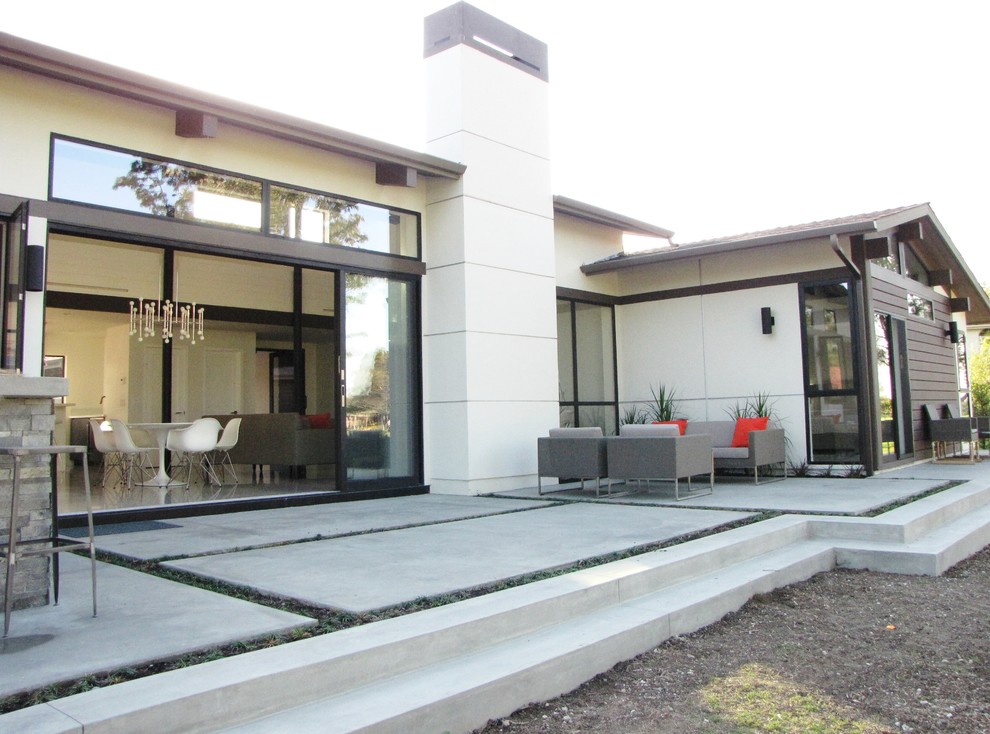 This is an example of a retro house exterior in Orange County.