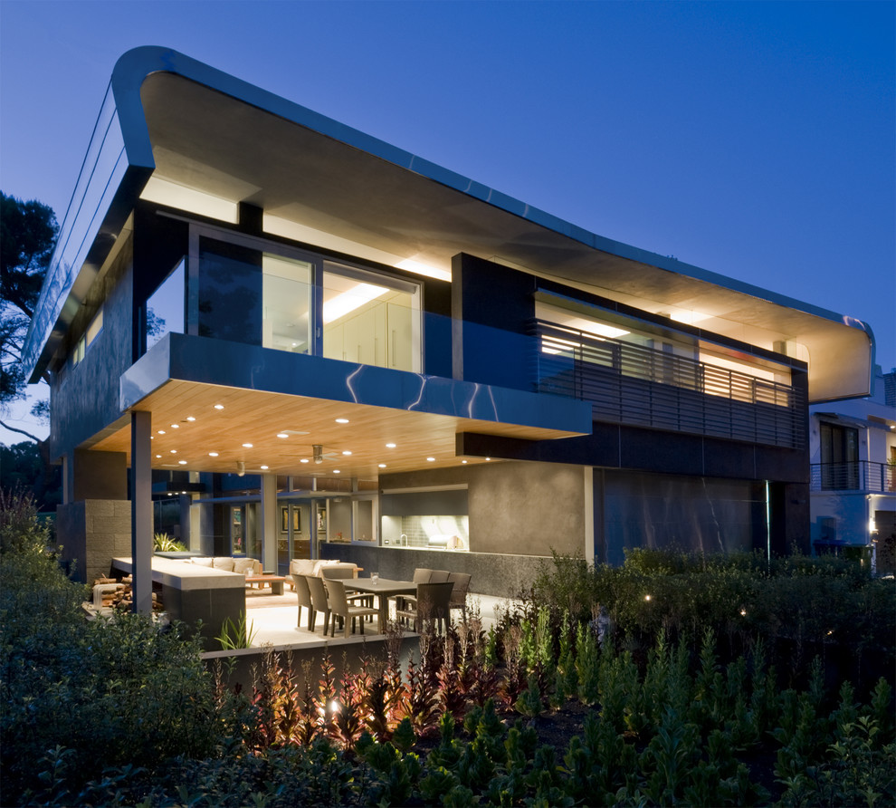 ロサンゼルスにあるコンテンポラリースタイルのおしゃれな二階建ての家の写真