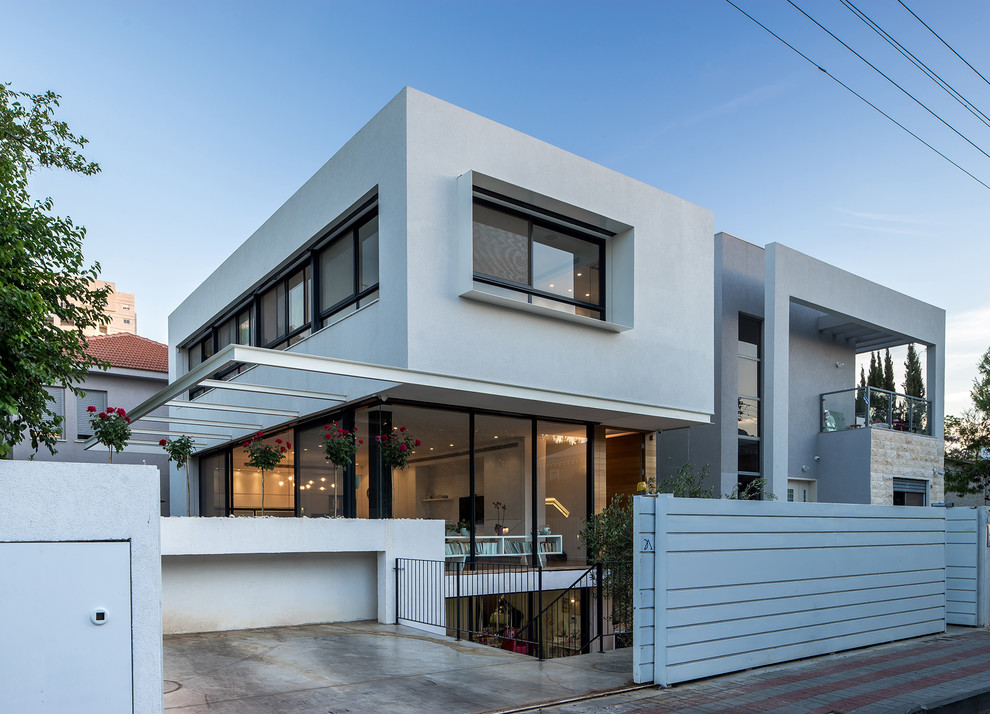 Aménagement d'une petite façade de maison métallique et blanche moderne à deux étages et plus.