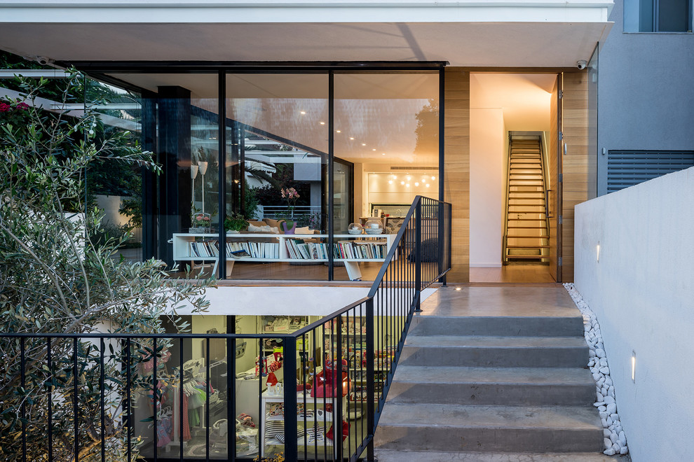 Kleines, Dreistöckiges Modernes Haus mit Metallfassade und weißer Fassadenfarbe in Tel Aviv