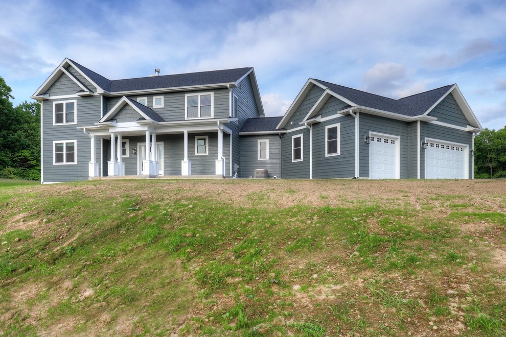 Großes, Zweistöckiges Landhaus Haus mit grauer Fassadenfarbe, Satteldach und Schindeldach in Grand Rapids
